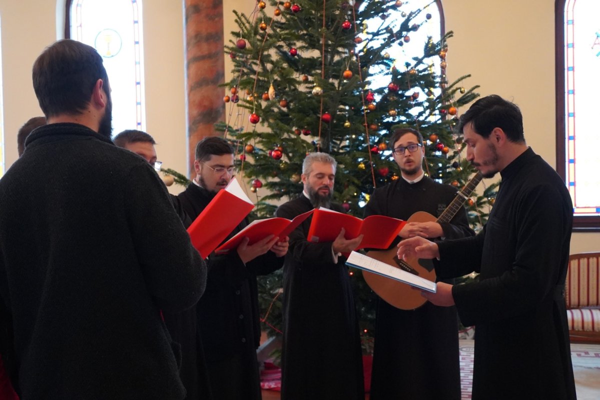 Colindători la Centrul eparhial al Arhiepiscopiei Dunării de Jos 239176