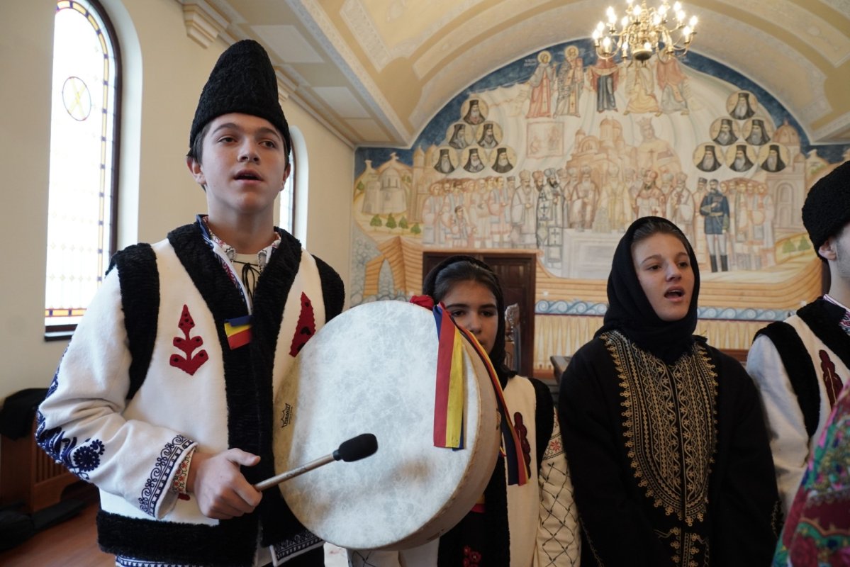 Colindători la Centrul eparhial al Arhiepiscopiei Dunării de Jos 239190