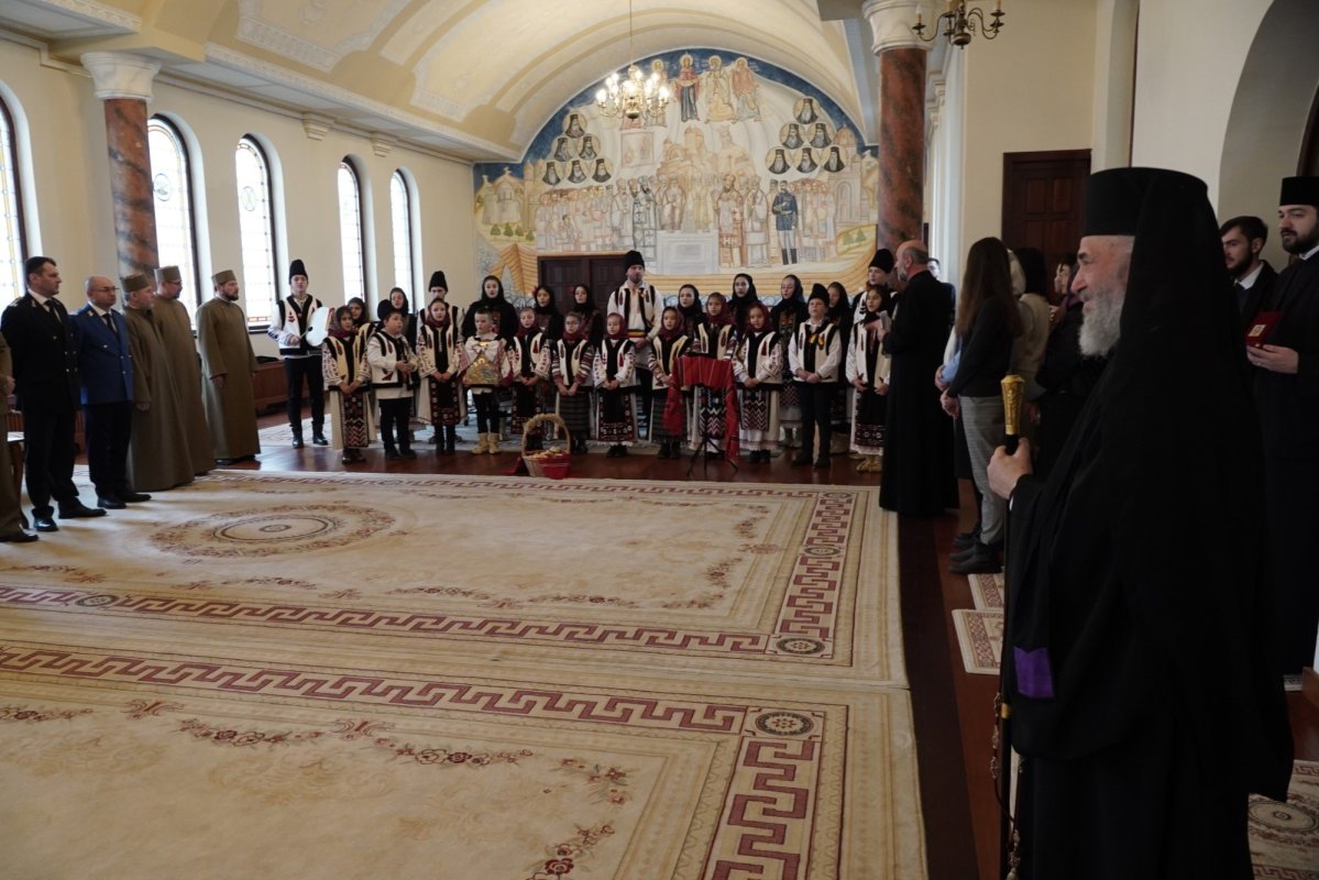 Colindători la Centrul eparhial al Arhiepiscopiei Dunării de Jos 239196