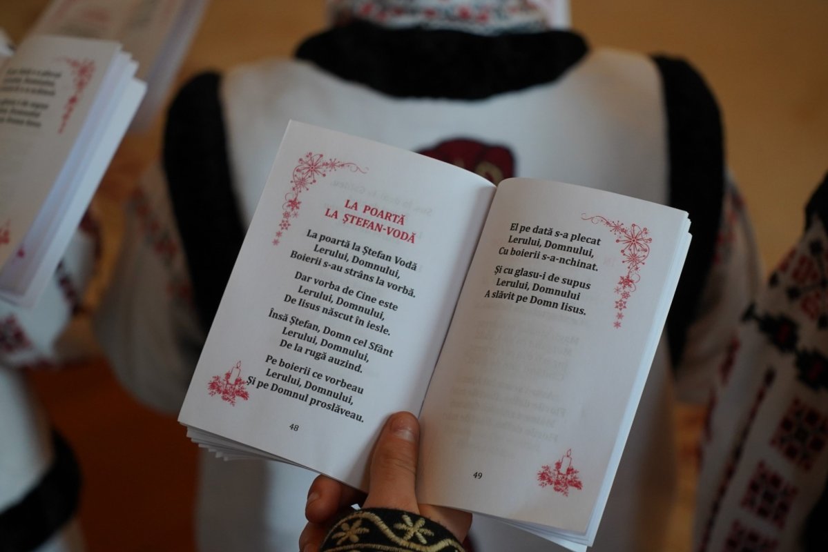 Colindători la Centrul eparhial al Arhiepiscopiei Dunării de Jos 239204