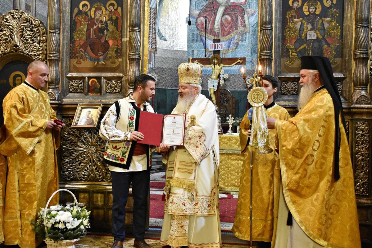 „Tinerii să fie catehizați de cei bătrâni, iar bătrânii să fie ajutați de tineri” 239445