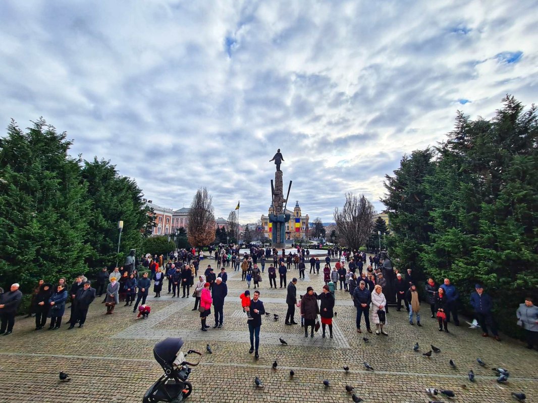 „Tinerii să fie catehizați de cei bătrâni, iar bătrânii să fie ajutați de tineri” 239447