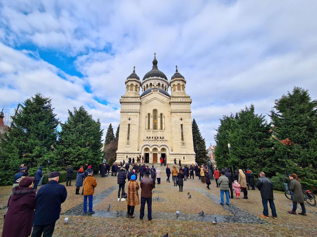 „Tinerii să fie catehizați de cei bătrâni, iar bătrânii să fie ajutați de tineri” 239449