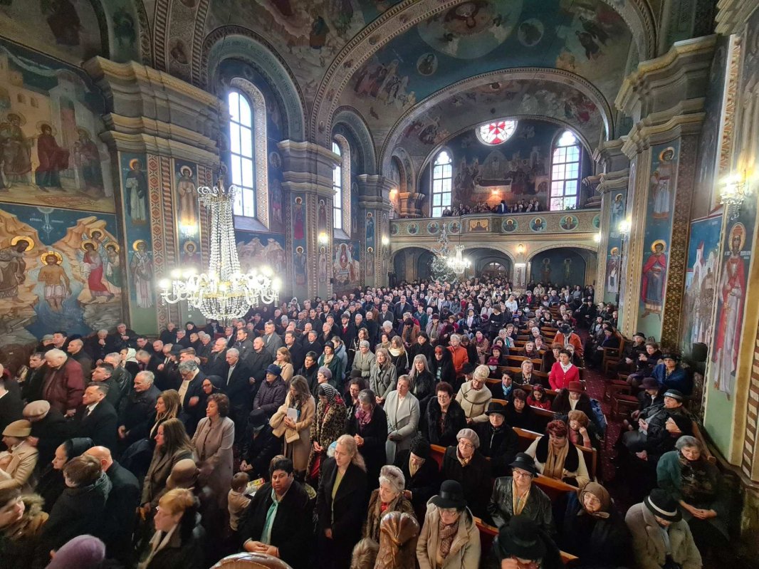 Binecuvântare arhierească pentru bistrițeni la Biserica de la Coroana 239522