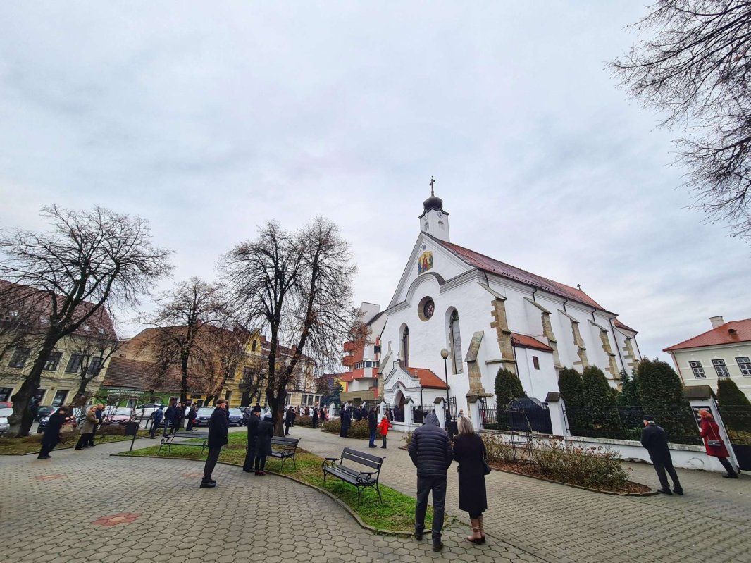 Binecuvântare arhierească pentru bistrițeni la Biserica de la Coroana 239523