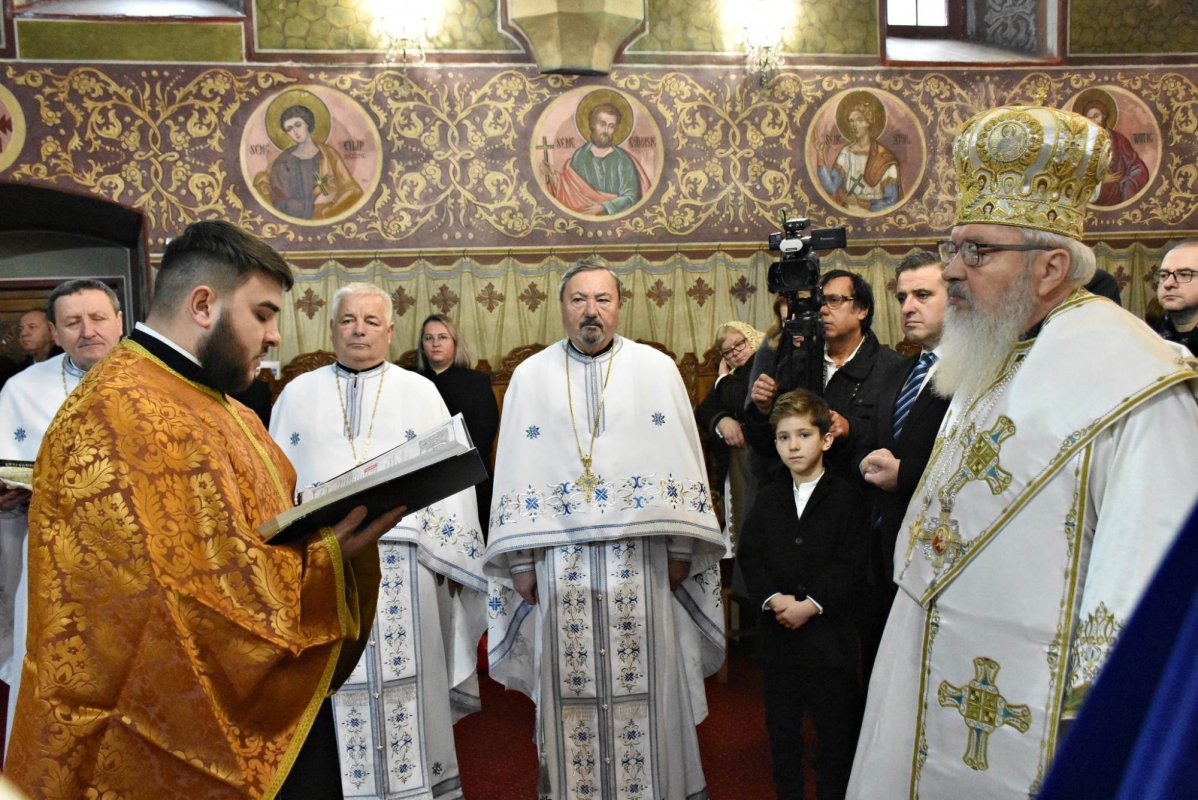 Binecuvântare arhierească pentru bistrițeni la Biserica de la Coroana 239524