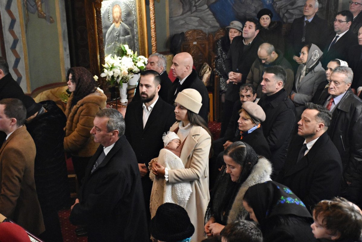 Binecuvântare arhierească pentru bistrițeni la Biserica de la Coroana 239525