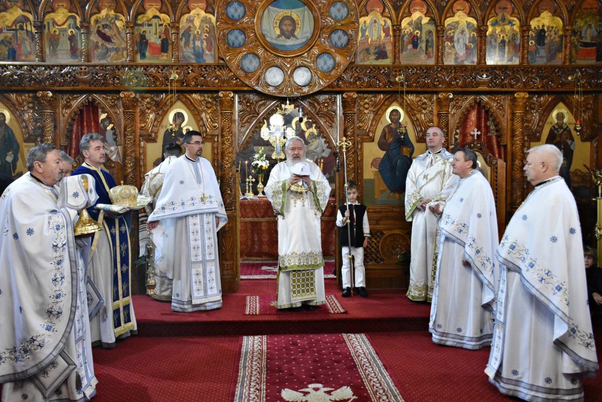 Binecuvântare arhierească pentru bistrițeni la Biserica de la Coroana 239526