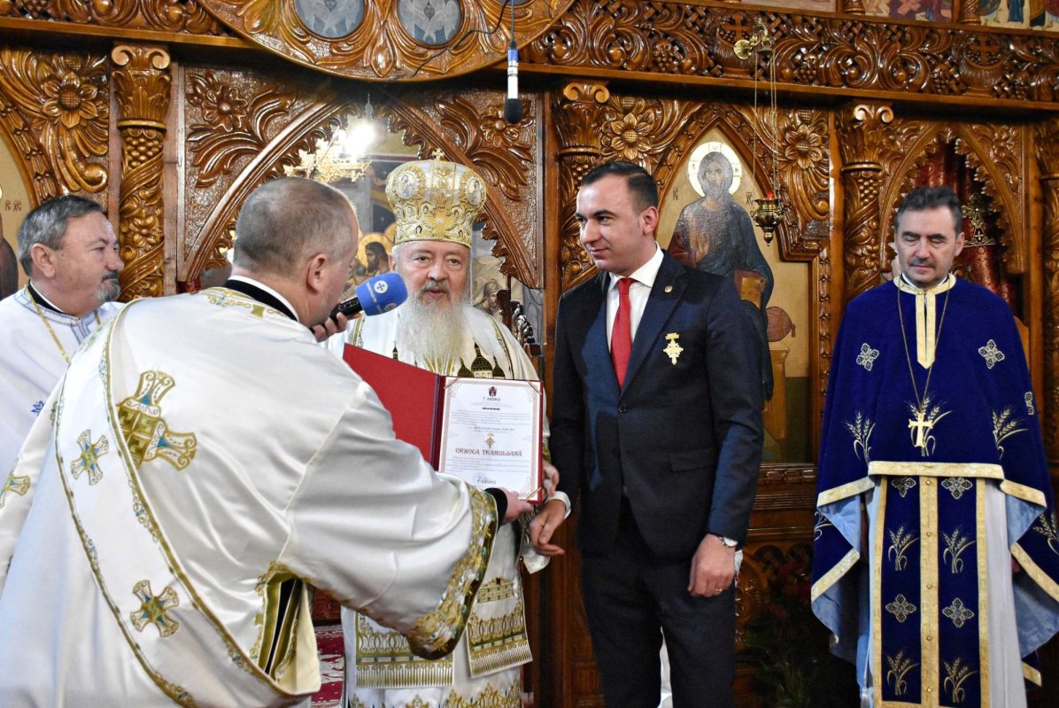 Binecuvântare arhierească pentru bistrițeni la Biserica de la Coroana 239527