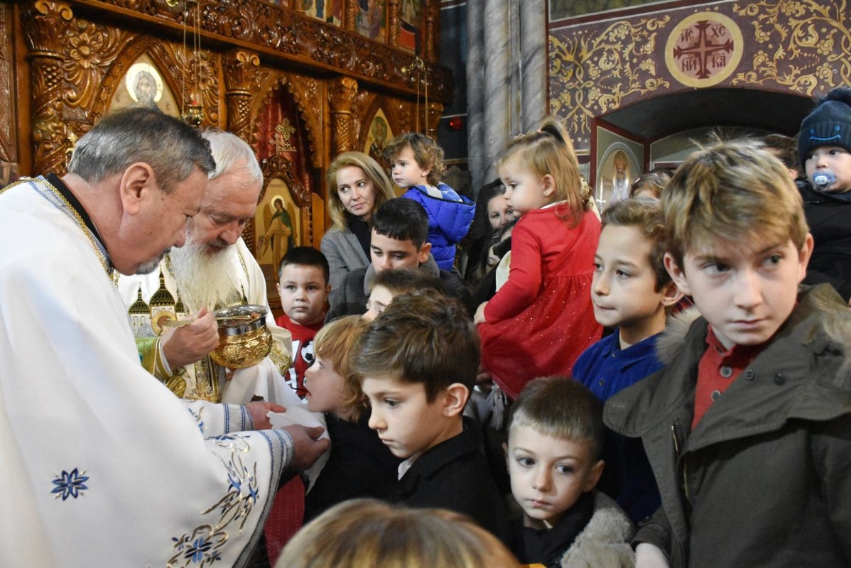 Binecuvântare arhierească pentru bistrițeni la Biserica de la Coroana 239528