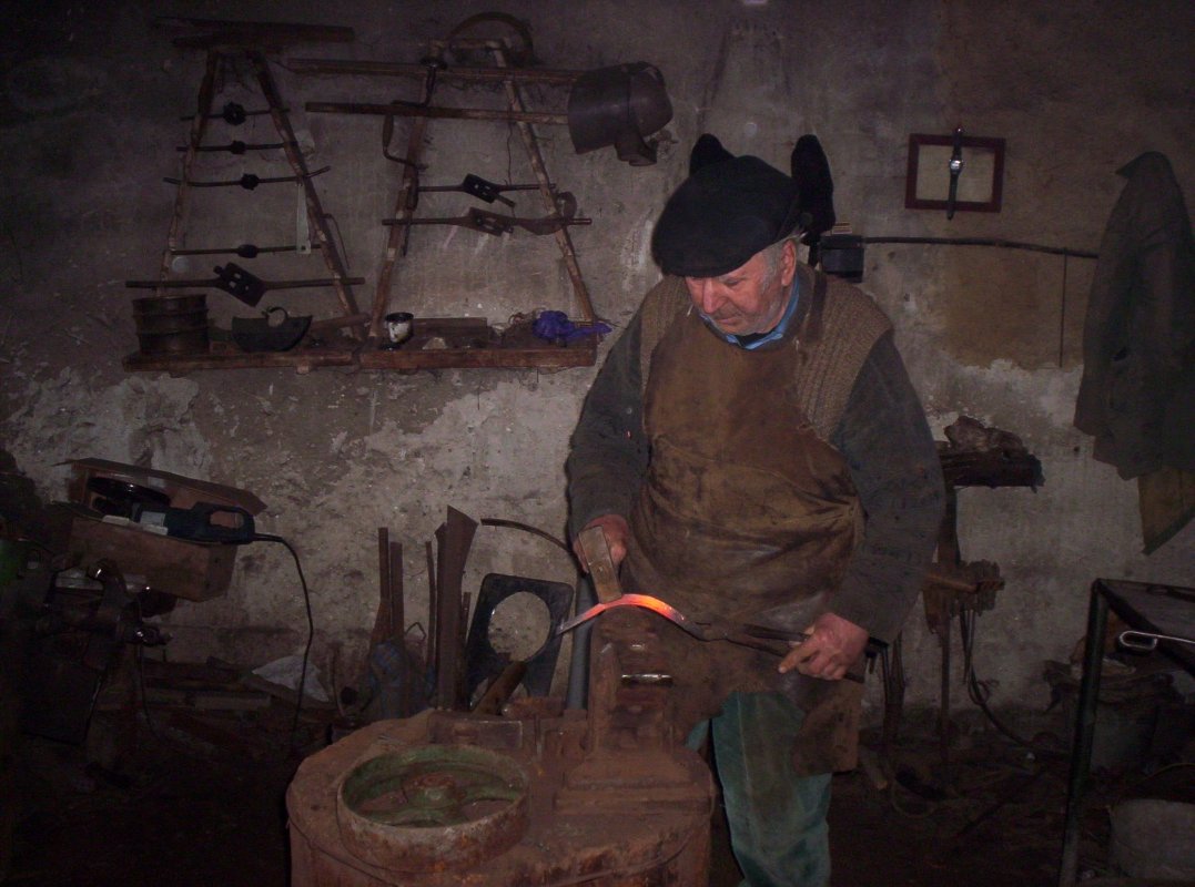 Fierăritul, ilustrat la Muzeul Etnografic al Moldovei 239587