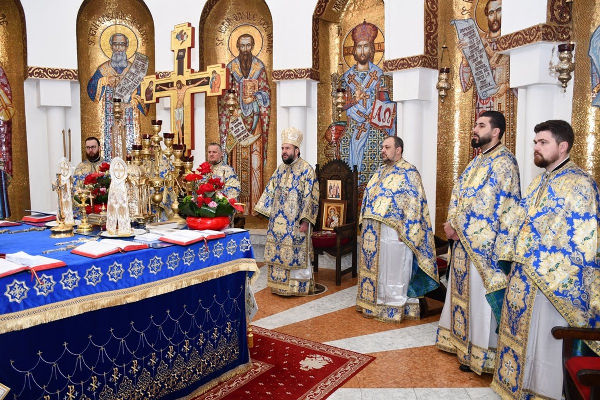 Binecuvântare pentru credincioși la Catedrala Episcopală din Caransebeș 240025