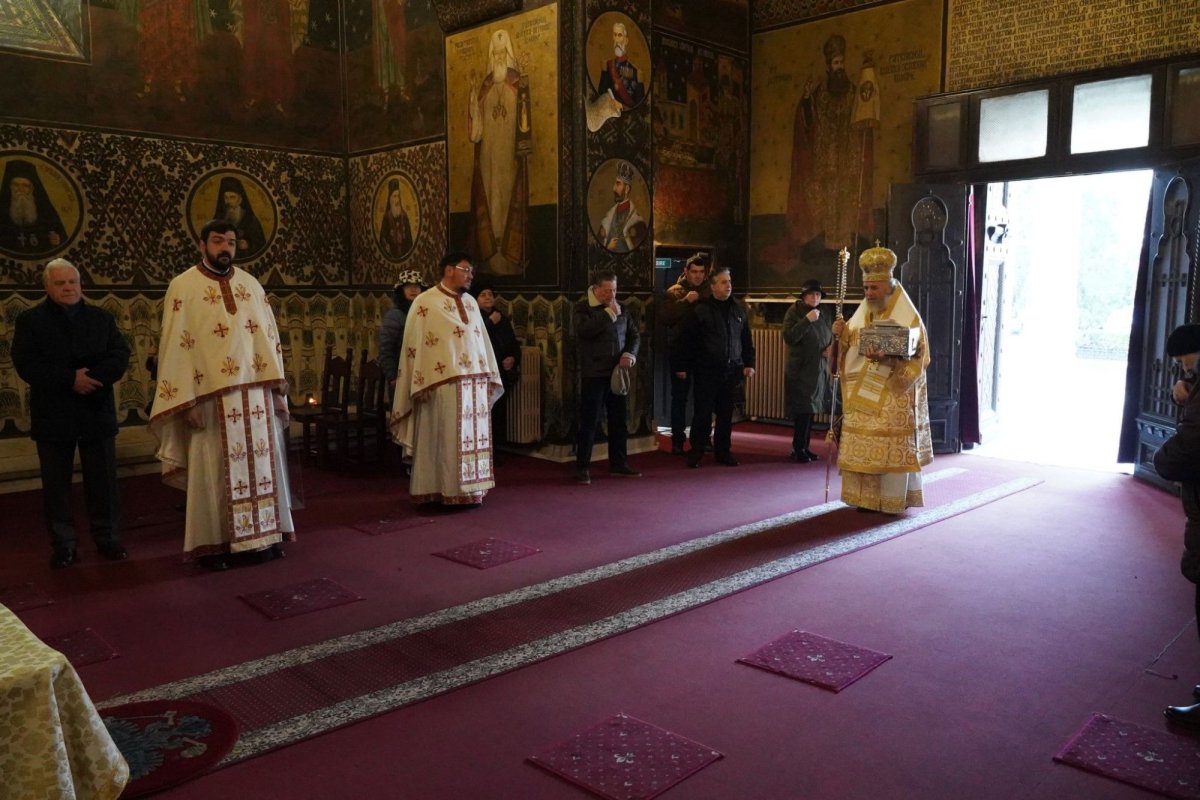 Liturghie şi filantropie în prima zi a noului an la Galaţi 240004