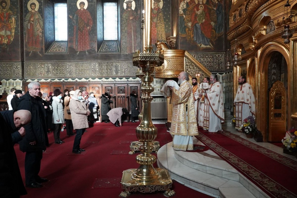 Liturghie şi filantropie în prima zi a noului an la Galaţi 240008