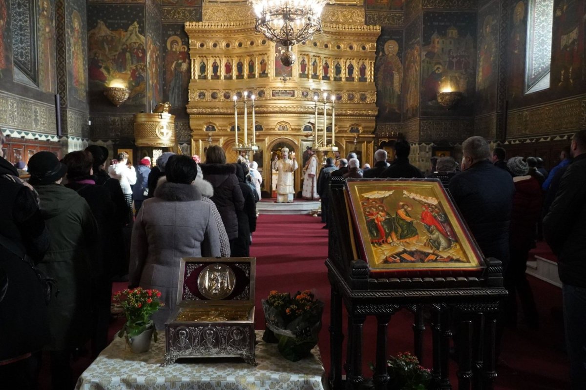 Liturghie şi filantropie în prima zi a noului an la Galaţi 240009
