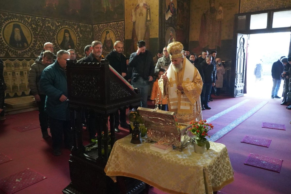 Liturghie şi filantropie în prima zi a noului an la Galaţi 240011