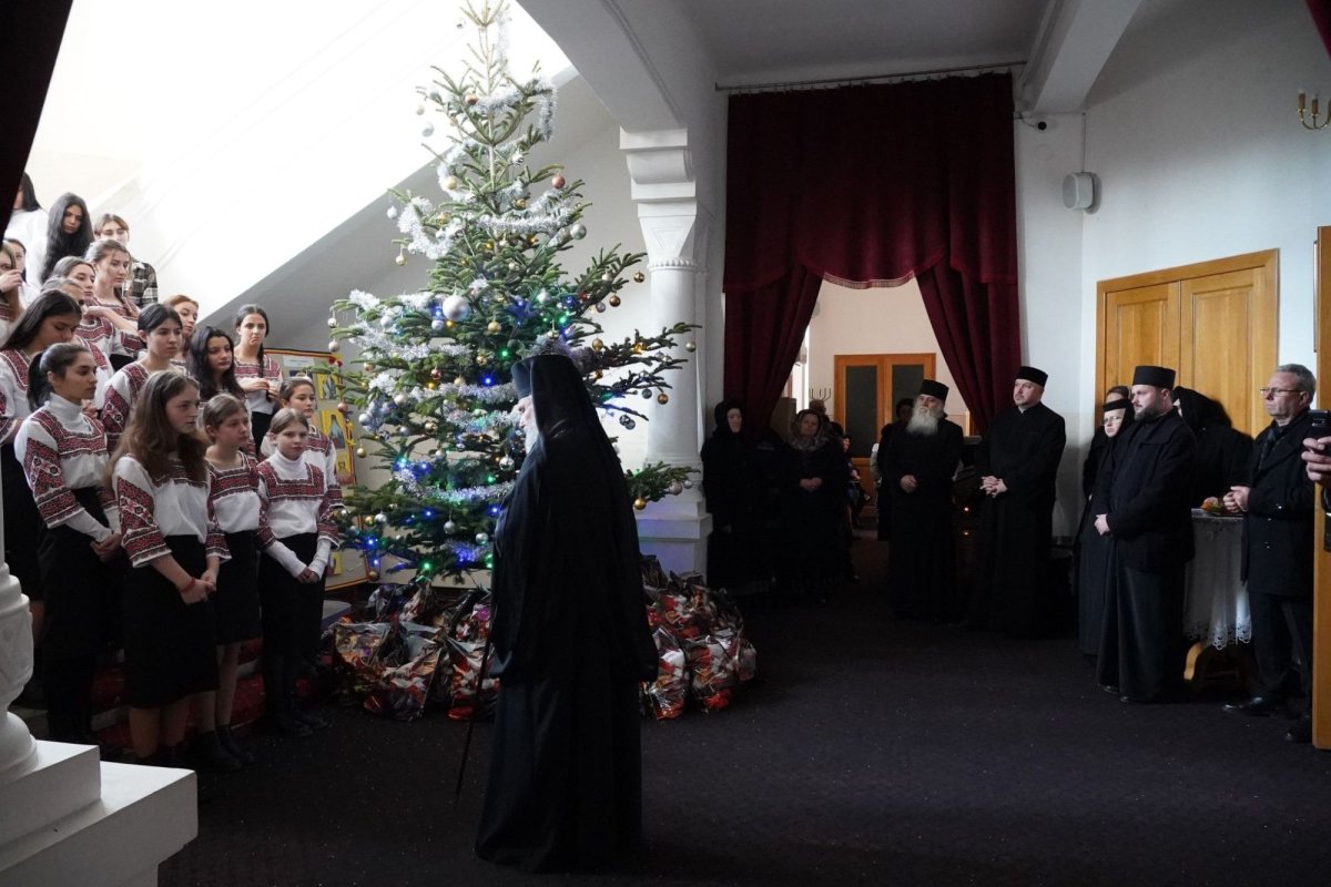 Liturghie şi filantropie în prima zi a noului an la Galaţi 240017