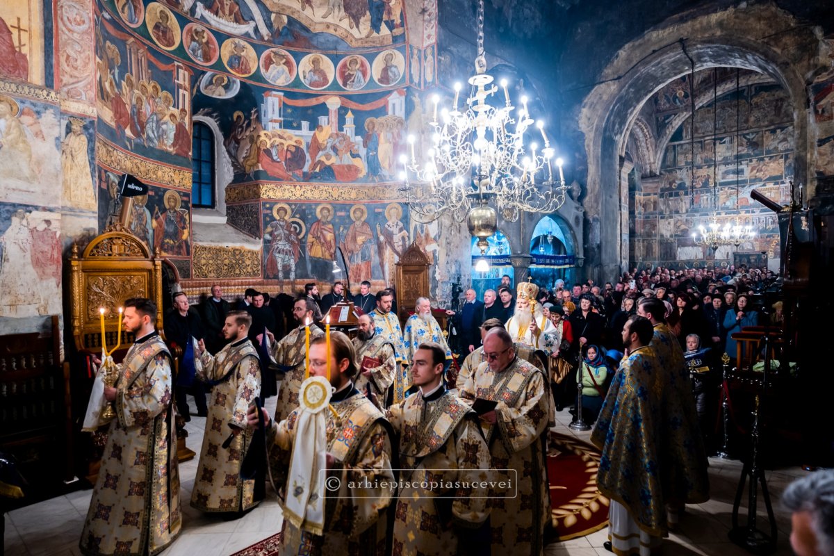 Liturghie în noaptea dintre ani la Mănăstirea „Sfântul Ioan cel Nou de la Suceava” 240084