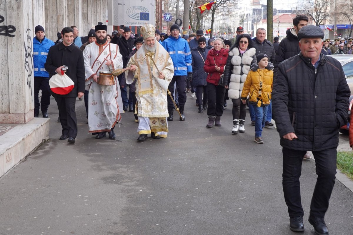 Sfințirea apei în două orașe de la malul Dunării 240646