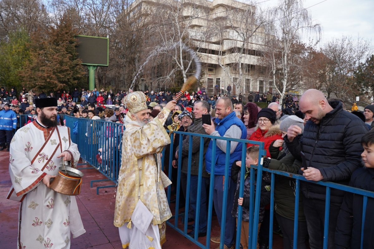 Sfințirea apei în două orașe de la malul Dunării 240647