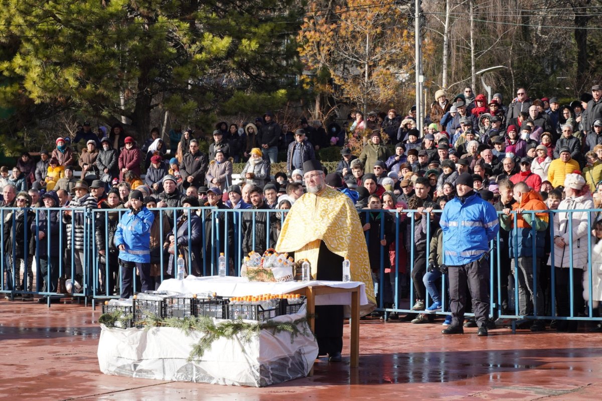 Sfințirea apei în două orașe de la malul Dunării 240649