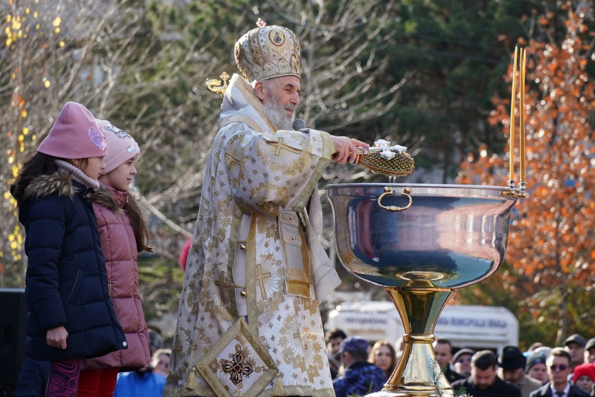 Sfințirea apei în două orașe de la malul Dunării 240650