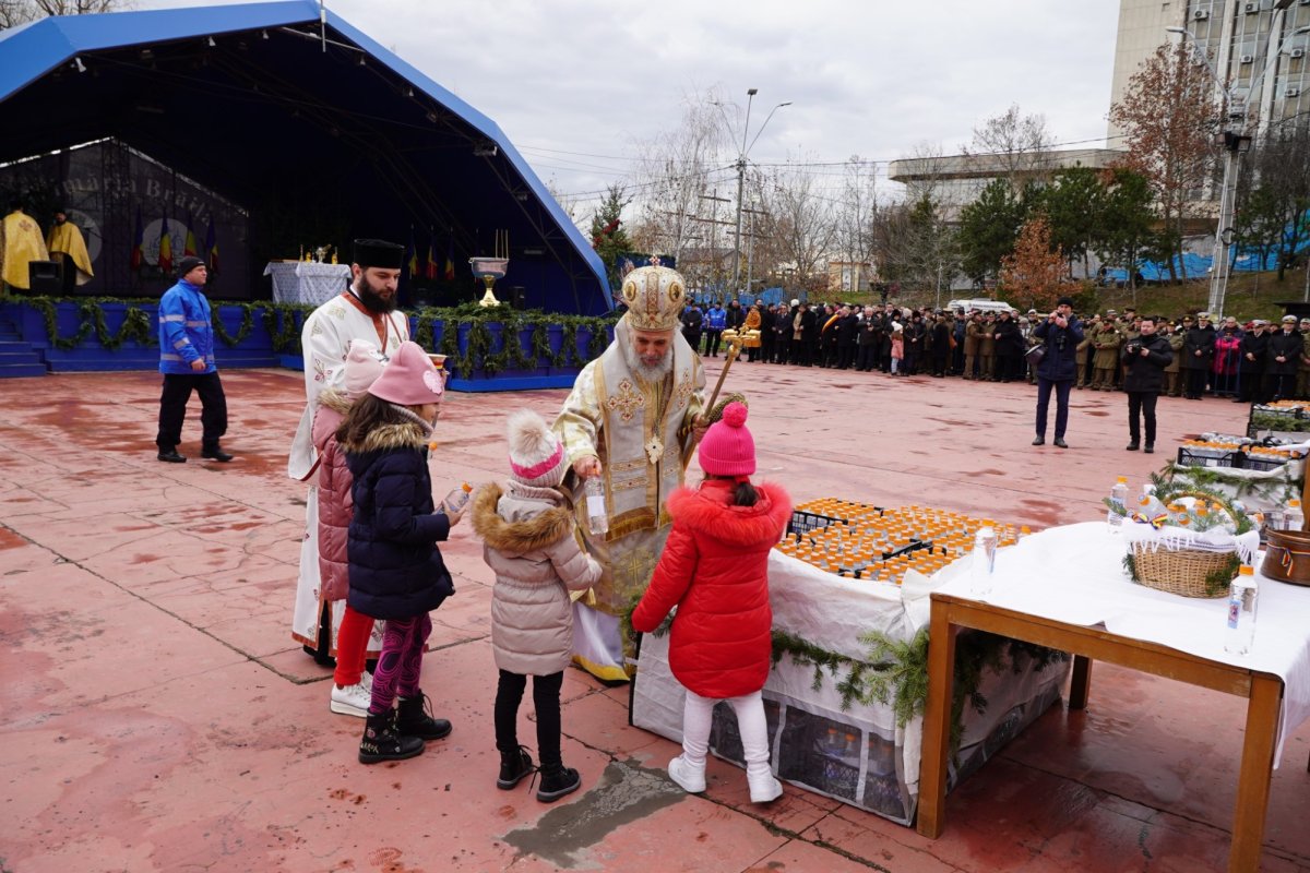 Sfințirea apei în două orașe de la malul Dunării 240653