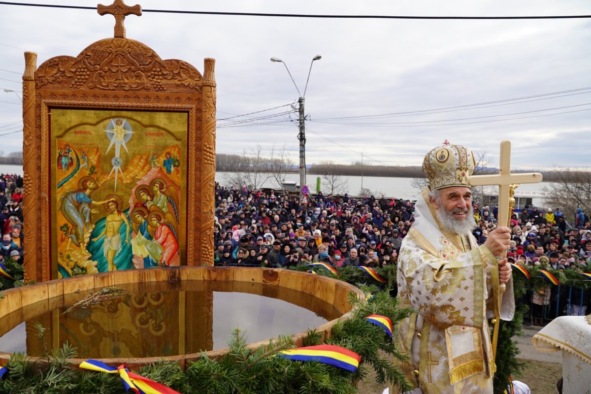 Sfințirea apei în două orașe de la malul Dunării 240655