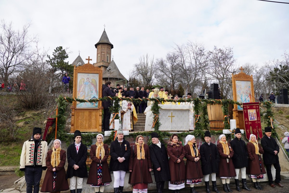 Sfințirea apei în două orașe de la malul Dunării 240656