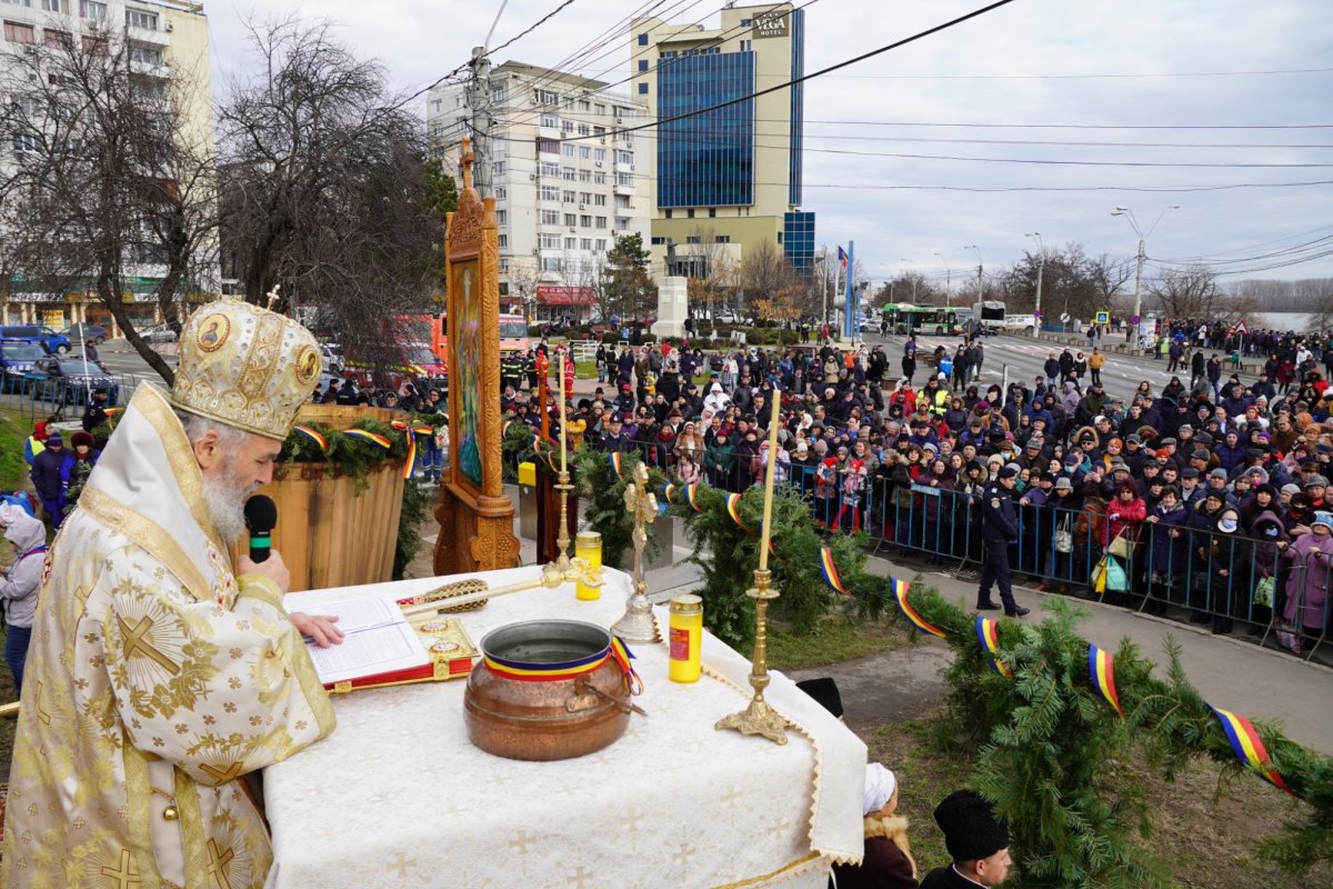 Sfințirea apei în două orașe de la malul Dunării 240657
