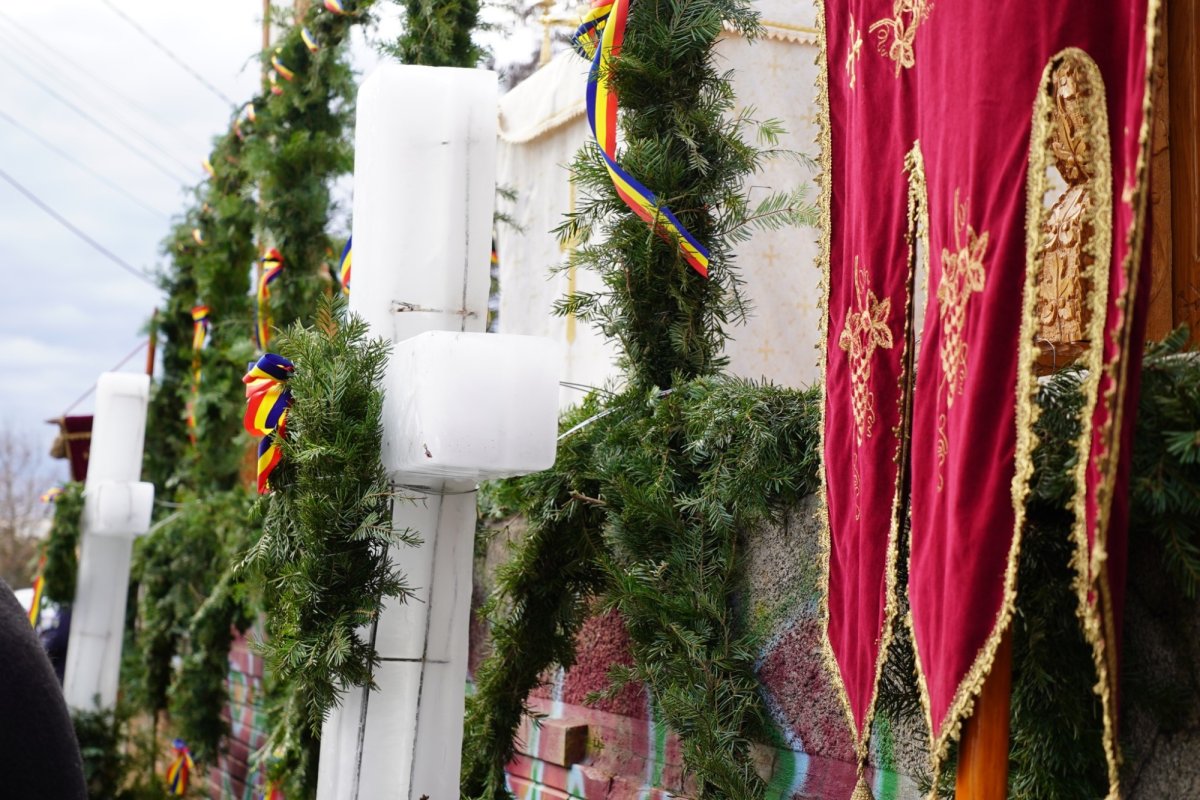 Sfințirea apei în două orașe de la malul Dunării 240659