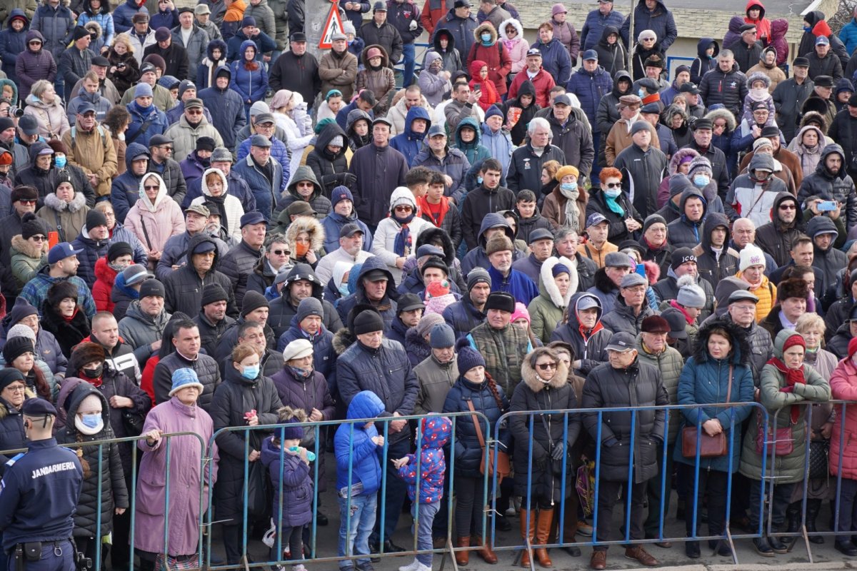 Sfințirea apei în două orașe de la malul Dunării 240661