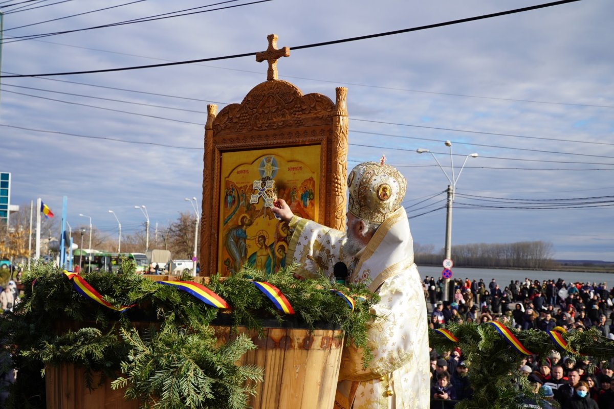 Sfințirea apei în două orașe de la malul Dunării 240663