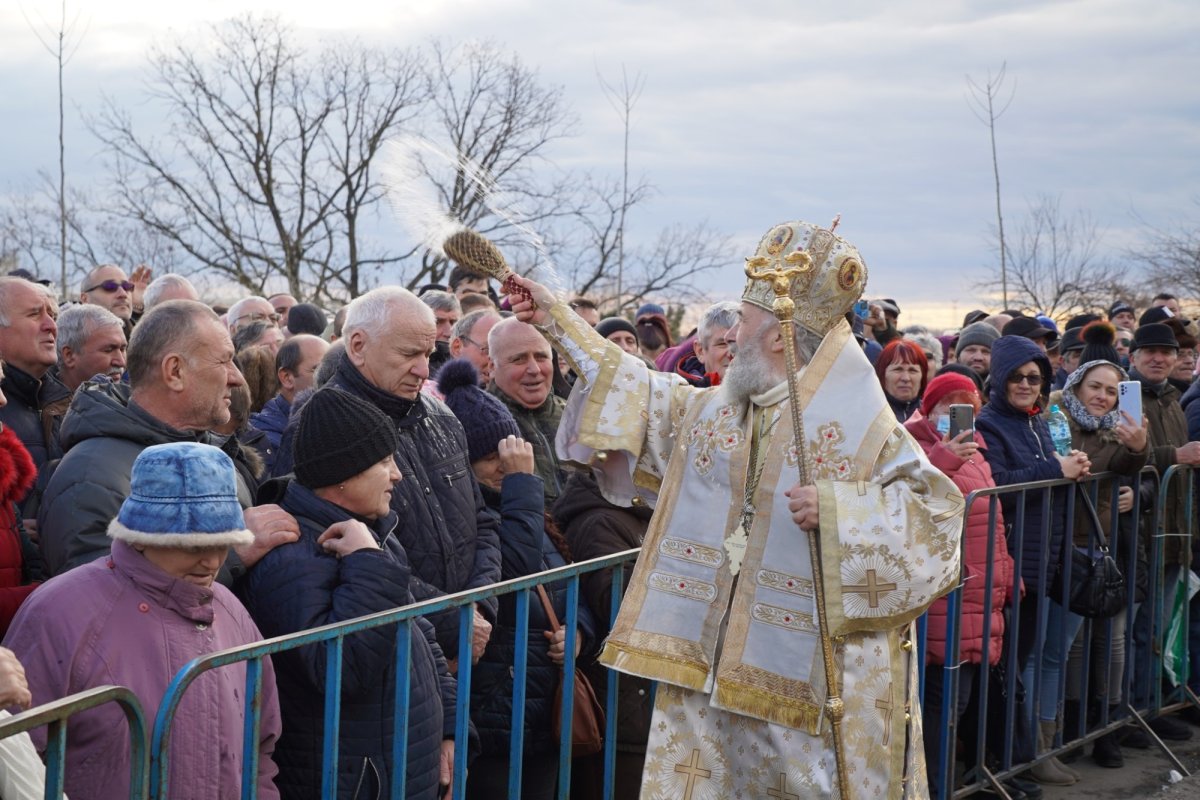 Sfințirea apei în două orașe de la malul Dunării 240664