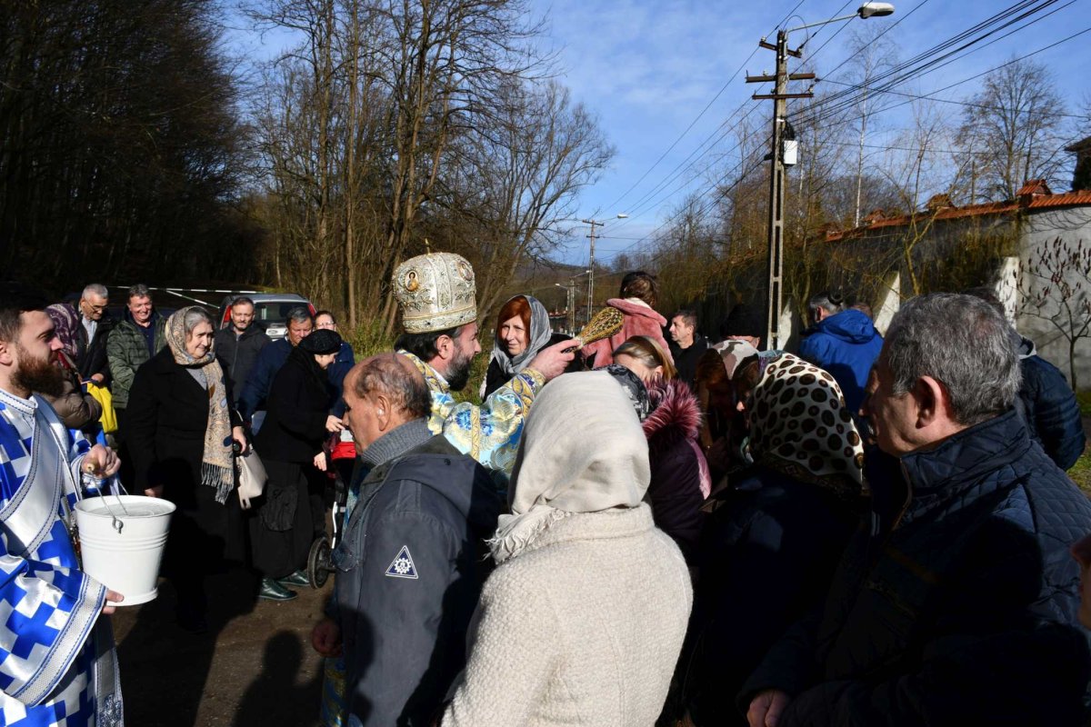 Sfințirea apei la un izvor minunat din Caraș-Severin 240310
