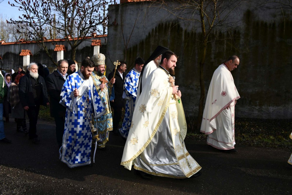 Sfințirea apei la un izvor minunat din Caraș-Severin 240313