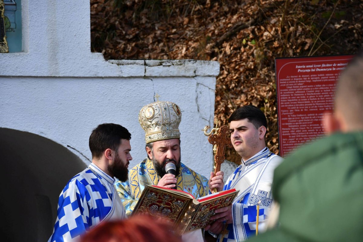 Sfințirea apei la un izvor minunat din Caraș-Severin 240314