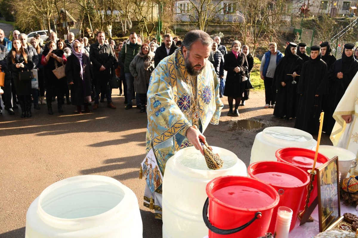 Sfințirea apei la un izvor minunat din Caraș-Severin 240315