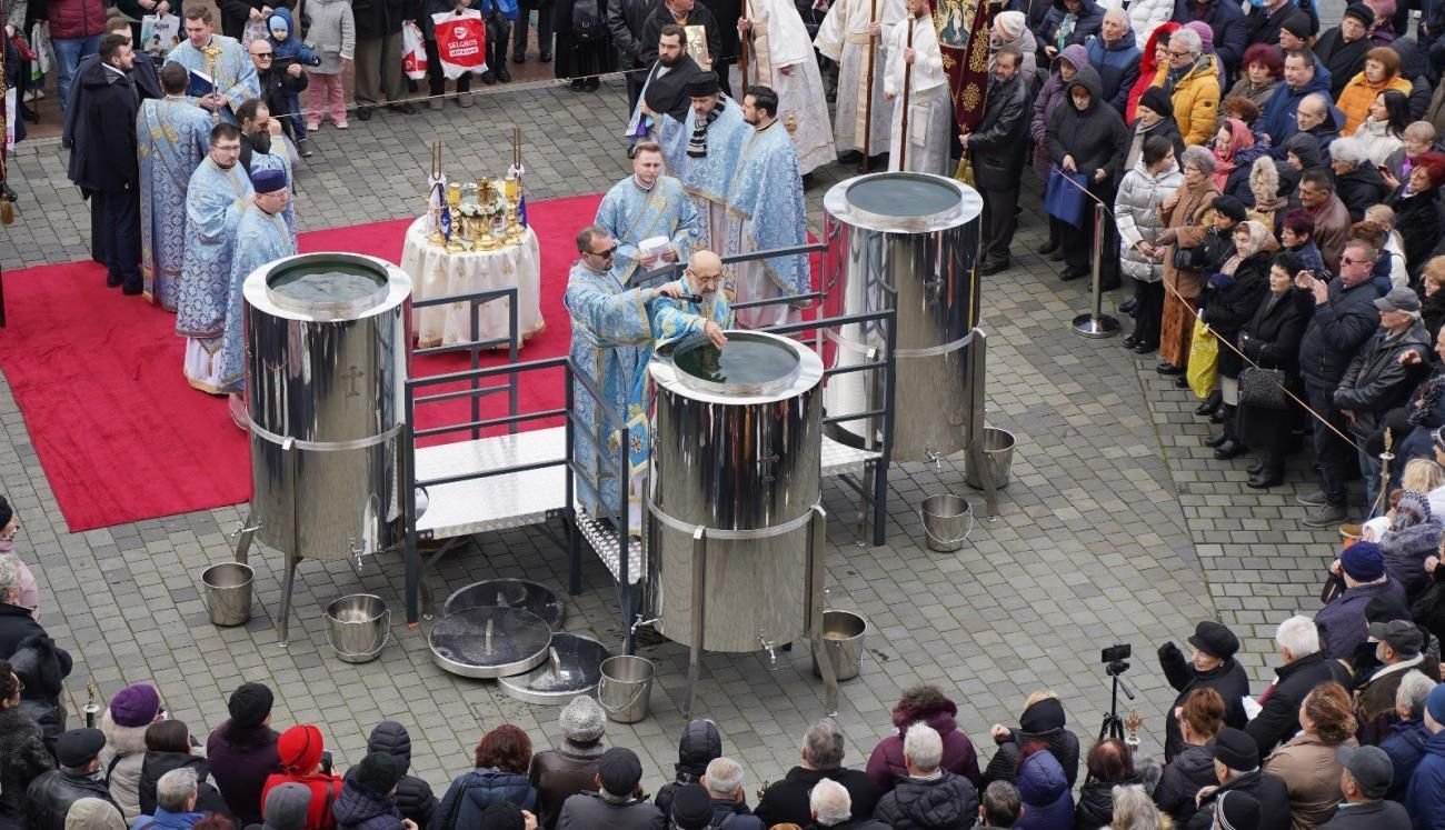 Liturghie arhierească la Catedrala Arhiepiscopală din Alba Iulia 240711