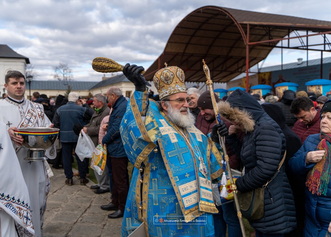 „Luați această apă cu credință și cu încredințare că Dumnezeu lucrează prin ea” 240758