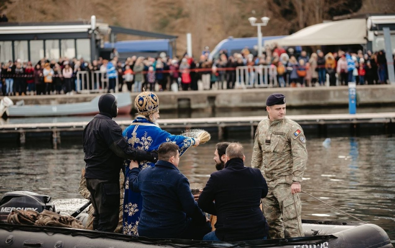 Mii de credincioși la slujba de Bobotează de la malul mării 240858