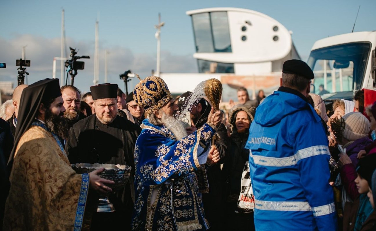 Mii de credincioși la slujba de Bobotează de la malul mării 240859