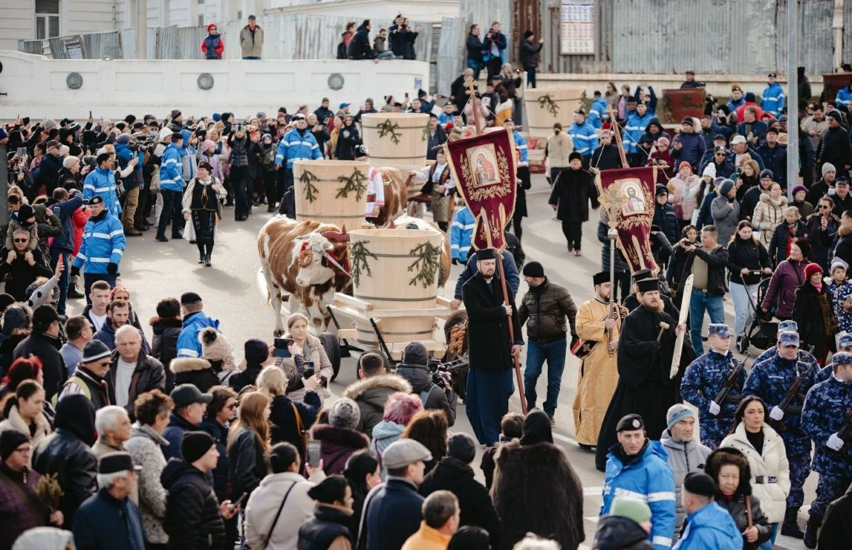 Mii de credincioși la slujba de Bobotează de la malul mării 240860