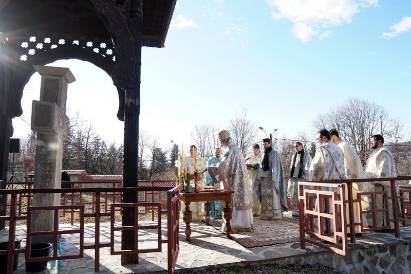 Slujba Aghesmei Mari la izvorul de la Curtea de Argeș  240832