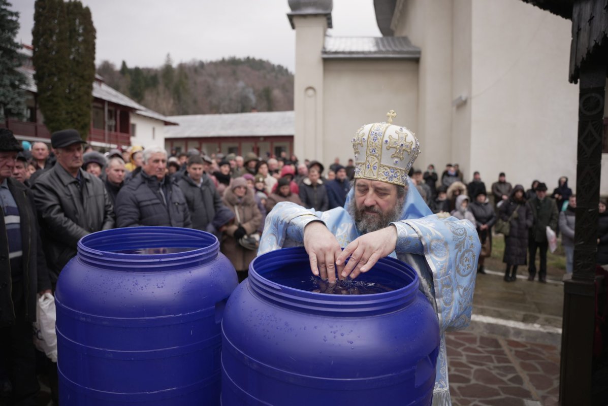 Slujire a Preasfințitului Părinte Nichifor Botoșăneanul la Mănăstirea Horaița 240839