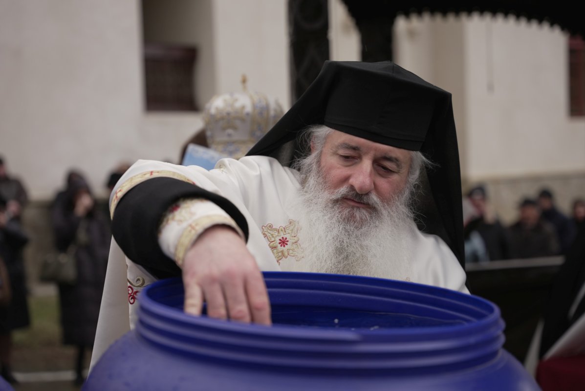 Slujire a Preasfințitului Părinte Nichifor Botoșăneanul la Mănăstirea Horaița 240841