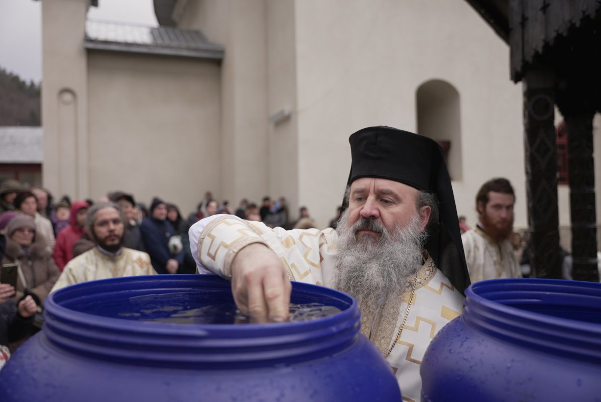 Slujire a Preasfințitului Părinte Nichifor Botoșăneanul la Mănăstirea Horaița 240842