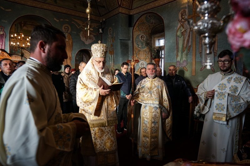 Slujire arhierească în parohia argeșeană Cerbureni 241083