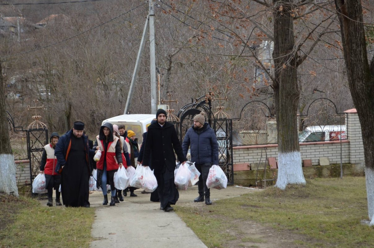 Caravana „Dar de Crăciun” a Episcopiei Hușilor a ajuns și în Basarabia 241133