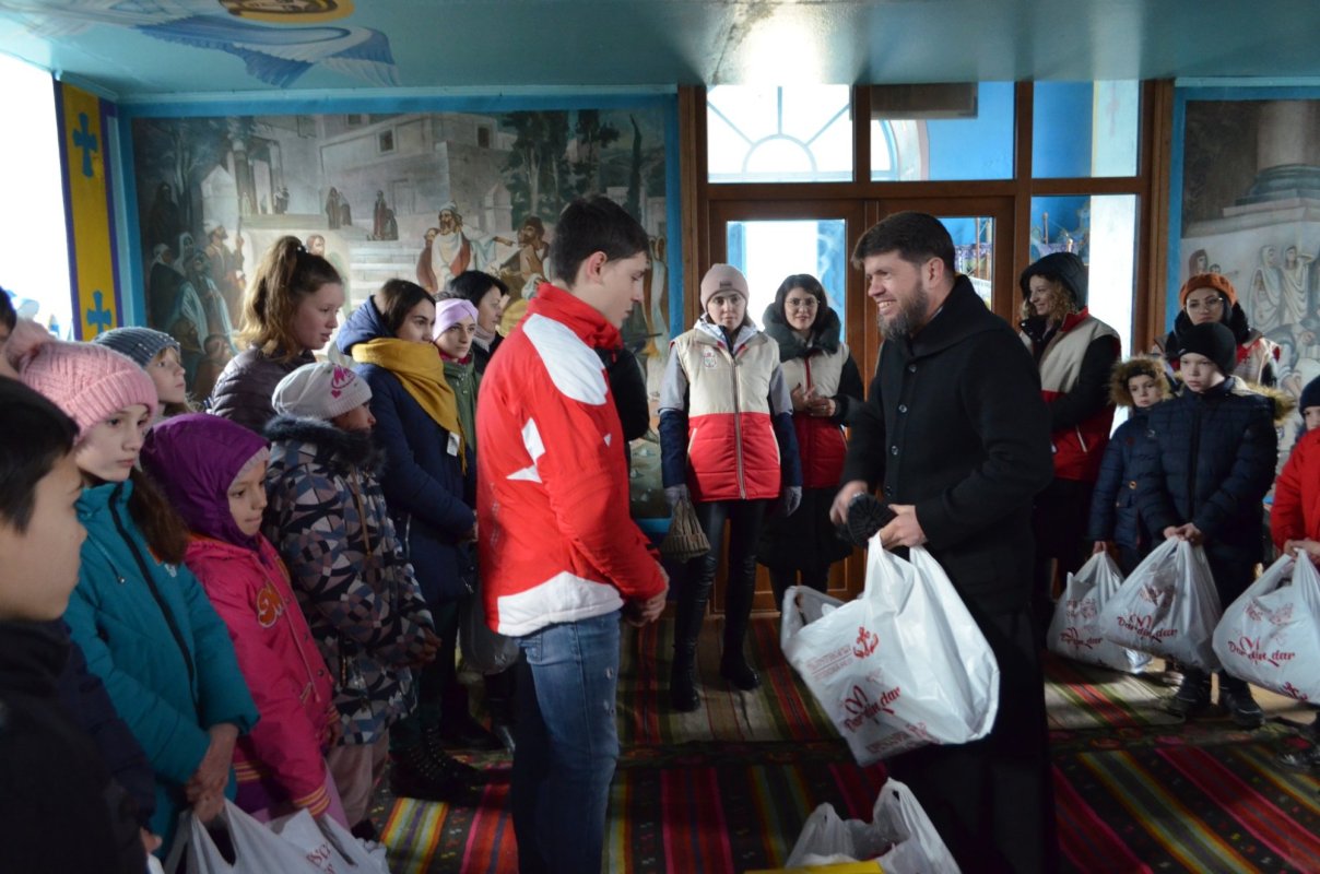 Caravana „Dar de Crăciun” a Episcopiei Hușilor a ajuns și în Basarabia 241135